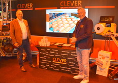 John Mooij en Gerhard Kramer van Clever CPL. Coding, packing en labeling. Laserfood is een systeem voor lasercodering op AGF. Vanuit de BIO hoek is veel belangstelling voor dit product. Informatie kan rechtstreeks op het product worden gelaserd, hiervoor is geen verpakking meer nodig als etiketdrager.
