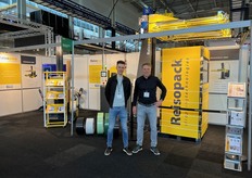 Reisopack is een leverancier van nieuwe en gebruikte omsnoeringsmachines. Rechts Wouter Steenks.