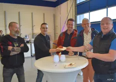 Werner en John Benjamins van Vers-Nederland, Sean Schulp van STC Food Solutions, Piet Pannekeet en Jorie Aerts van DGS machines voor de slagerswereld.