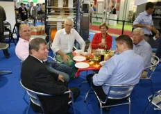 Piet Pannekeet van Jasa (midden) met collega's aan het eten.