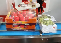 Dubbel verpakte granaatappelen en druiven