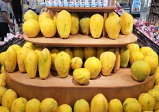Op de andere kop een grote presentatie van Papaya's voor 1,10 euro per kg