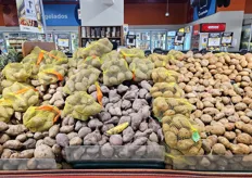 Natuurlijk ontbreken de typische Peruaanse aardappelen niet in het schap variërend van 0,045 tot 0,60 eurocent per kg