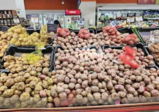 Typische rode en gele schil aardappelen met diepe ogen. Prijs rond de 1,75 euro per kg 