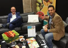 Hans Bek en zijn nieuwe collega van Klerk Groente & Fruit