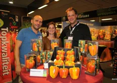 Telers Wilfred en Monique van den Berg en Chris Groot van Enza Zaden achter een opvallend nieuwe paprika: http://www.agf.nl/artikel/116405/Nieuwe- roodgeelgestreepte-paprika-trekt-bekijks-op-AGF-Detail