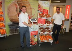 Wilko Wisse en Jaco Hoogerbrugge promoten Harvest of Health. Detaillisten konden deze display winnen.