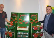 Het assortiment specialty tomaten van The Greenery, bekend onder het merk Tradizionale, was weer uitgebreid. Hier met teler Peter Enthoven en verkoper Jesper van Oostende van The Greenery