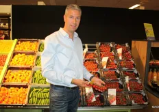 Paul van Koppen van Kwekerij 't Woudt toont zijn tomaten onder het GoldenRed-label