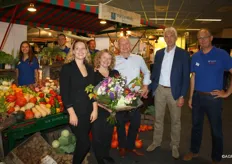 Felicitaties van Bram Vroegop en Wim Zomer aan vaste klant Gijs van de Hoef, de Beste Groenteman 2014/15