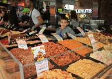 De jongste ondernemer van de markthal. Elbnuts heeft een breed assortiment met noten, gedroogde vruchten, olijven, kruiden en peulvruchten
