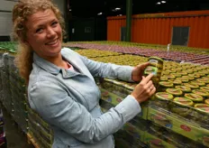 Anneke van de Akker demonstreert groenteconserven.