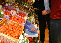 Arno Verboom en Arjan Hagoort proeven tomaten.
