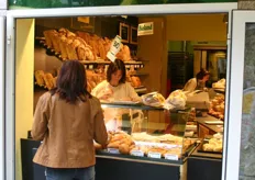 Verkoopraam waar verse broodjes gekocht kunnen worden.
