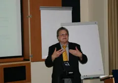 Peter Pastors, van het Institut fÃ¼r Frische- und Lebensmittellogistik FriLLog, gaf een interresante lezing over â€žVerslogistiek in Duitslandâ€œ.