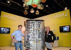 Klaas Jan Spelt en Denise Baths van JASA Packaging Systems met de JASA 350 Continuous Motion. Denk aan het verpakken van een Doy-Pack of Quatro verpakking.