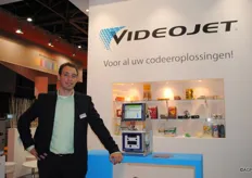 Marcel Weijs van Videojet met een Dataflex folieprinter.