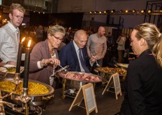 Rien van Geest en z'n vriendin Ineke openen het buffet