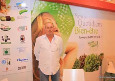 Remy Roux is de directeur van Les Belles Salades de Provence. Dit is een bedrijf waaronder 80 telers vallen die een brede range slasoorten produceren. Les Belles Salades levert wereldwijd door middel van haar distributeurs (links op de foto).