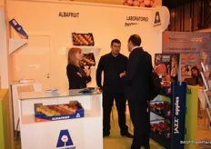 Aurélie Darré (links)en Emmanuel Delbouis (midden)van Albafruit druk in gesprek.