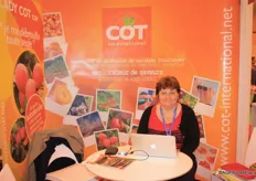 Marie-Laure Eteve van Cot International gaat graag even op de foto. Cot international is een bedrijf dat nieuwe fruitrassen introduceert en distribueert.