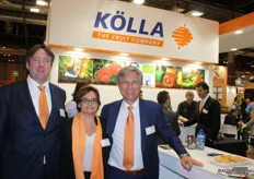 Ook de Duitse fruitimporteur Kolla had een stand. Vlnr: Dirk Lange, Brigitte Gallinat en Herbert Scholdei