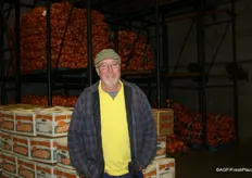 Eigenaar Ronnie Yokeley van R&H Produce is Ã©Ã©n van de groothandelaren op de markt. Aardappelen, appelen en sinaasappelen zijn z'n grootste producten, maar hij importeert ook bananen, ananas, meloenen, druiven en steenfruit