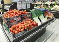 Ook de tomaten van Prince de Bretagne mag je gewoon zelf pakken in deze supermarkt. Prei daarentegen zitten in een netverpakking.