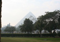 Een uitzicht als dit vanaf het terras bij mijn kamer de volgende morgen, doet mij meteen vergeten dat ik maar een uurtje heb geslapen.