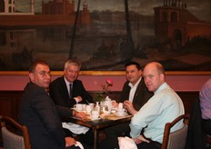 Links Edo Raus van Dalsem Horticultural Projects, tweede van rechts Erik Wijngaarden van Marc Boers Flower Export en helemaal rechts Folckert Pafforaad van Hortagro International.