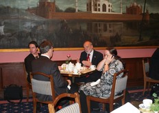 Van links naar rechts: Bart Vlug van J. van de Put Fresh Cargo Handling, Martin Olde Monnikhof van het ministerie van LNV, Herman van Wissen van de Nederlandse ambassade in Cairo en zijn assistente Hennie Wellen.