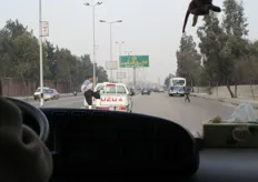 Het achteraan een auto hangen en het rennen voor je leven bij het te voet oversteken van de snelweg behoren in Cairo dagelijks tot de orde van de dag.
