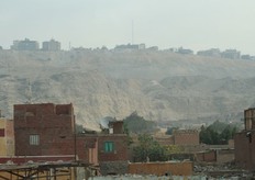 Tussen deze huizen liggen veel graven. Op deze begraafplaats wonen maar liefst een half miljoen mensen.