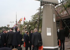 En bij de ingang van het gebouw stond natuurlijk een Nederlandse molen.