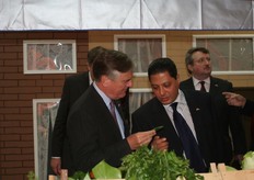 De ambassadeur krijgt in het Hollandpaviljoen uitleg van Hecham Farid van Ecoline Biotechnologie International.