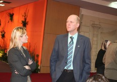 Janneke Hadders van Dacom Plant Service in gesprek met Folckert Pafforaad van Hortagro International.