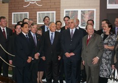 Achterste rij: Martin Olde Monnikhof, Erik Wijngaarden, Ivo van der Staak, ..., Anton Filippo, Bart Vlug, Herman van Wissen, Edo Raus, Peter Raatjes en Henk Ham. Voorste rij: Lody van Berkel, Hecham Farid, de ambassadeur, Patricia de Jonge, ..., Amin Abaza, ..., Hennie Wellen en Janneke Hadders.