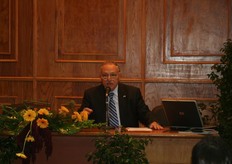 Osama Kheir El Din van UPEHC heet iedereen van harte welkom bij de informatieve lezingen.