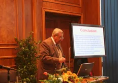 Adel El-Ghandour van HEIA tijdens zijn lezing.