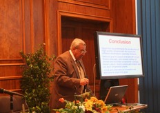 Adel El-Ghandour van HEIA tijdens zijn lezing.