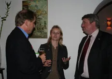 Janneke Hadders van Dacom Plant Service (midden) en Jan Wicher van Heerde van Dynamic Solutions Global Partners (rechts).