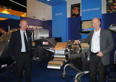 Luc van Buynder en Jan van der Horst van Urschel bij de Sprint 2, een blokjessnijmachine met een lage invoer maar veel eindproduct.