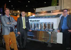 Hans Peeten (Sarco Packaging), Marcel Oldenziel (Manter) en Mark van der Kamp (Sarco Packaging) bij de nieuwe M10 XL weger op de stand van Manter.