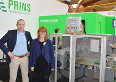 Jan Strijbos van Prins Verpakkingstechniek deelt de stand met Nadine Barsch van Barsch Horizontale Verpackungsmachinen, die deze verpakkingsmachine presenteerde.