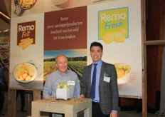 Yvo Deputter en Wim Lannoey van het bedrijf Remoortel met op de achtergrond de producten RemoFrit en RemoFresh.