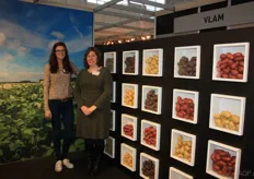 Kaat de Raedt met Evy de Kock van VLAM bij de diverse aardappelrassen. In de VLAM-stand konden mensen de Facebookpagina van Patat&Co liken en kans maken op een tablet.