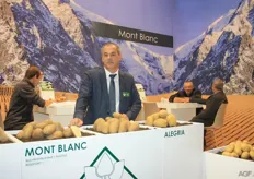 Bij Binst kwam je in de wintersferen. Het nieuwe ras Mont Blanc werd gepresenteerd en daarbij moest natuurlijk een toepasselijke achtergrond. Op de foto Stefaan Delmeire. Het ras Mont Blanc heeft zeer goede frietkwaliteiten en scoort hoog op resistentieniveaus voor aardappelmoeheid.