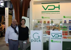 Jan Lode en Ingrid Van den Heuvel van VDH Concept. VDH introduceerde de nieuwste JBreeze Recy tijdens Interpom. Deze folie is geproduceerd met 40% gerecycleerd plastic. Ook was de stand volledig vernieuwd met de nieuwe huisstijl van het bedrijf.