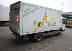 Naar handelsbedrijf Schraud & Baunach. Het bedrijf koppelt het handelsbedrijf aan een eigen supermarkt en een eetgelegenheid.
