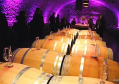 Ook in de wijnkelder gaat het niet alleen om de wijn, maar om de hele belevenis. Oude vaten, moderne led-belichting. Heldere uitleg en een uitgebreid verhaal.
